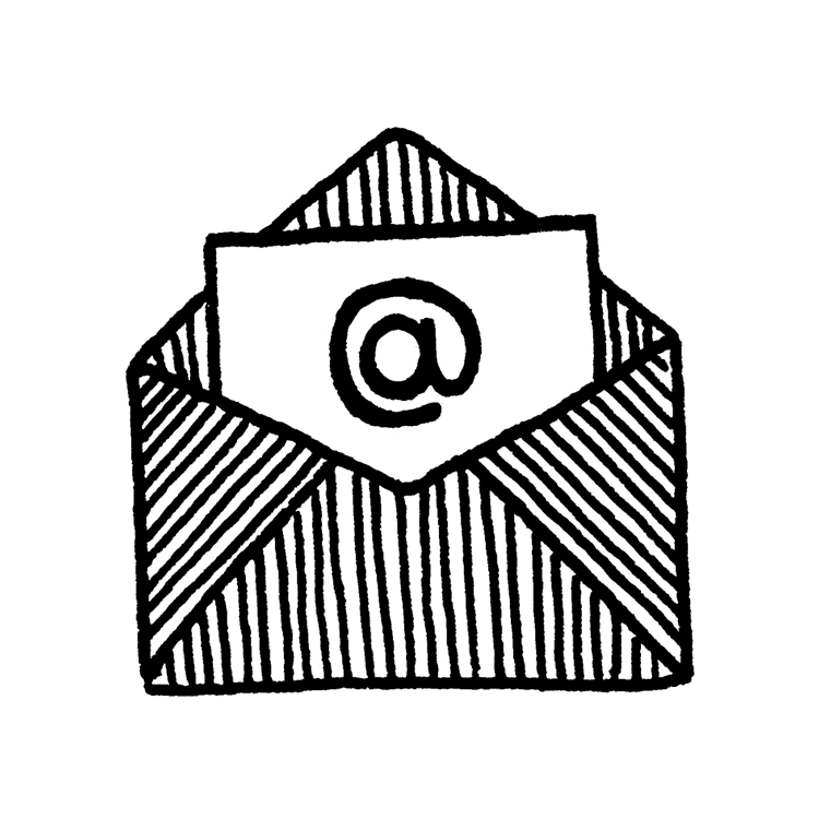Geöffneter Briefumschlauf mit Brief auf dem das Mail-Symbol zu sehen ist