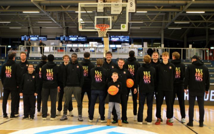 Neue Hoodies für die UNI Baskets