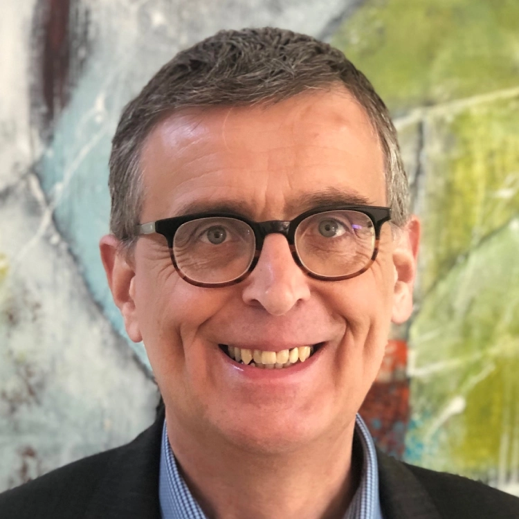 Kontaktbild Manuel Knemöller Portrait von einem lächelnden mittelalten Mann