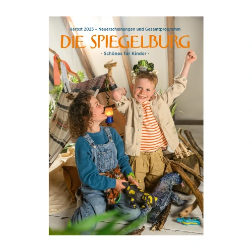 Coppenrath Kinder- & Jugendbuch Herbst 2025 Zwei fröhliche Kinder spielen in naturgeflechtener Wohnlandschaft, Katalogtitel Herbst 2025