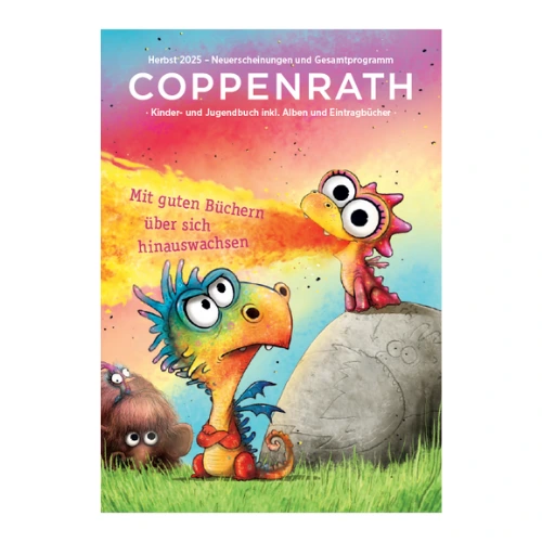 Ein kleiner Drachen sitzt mit verschränkten Armen auf dem Boden, ein weiterer speit froh Feuer