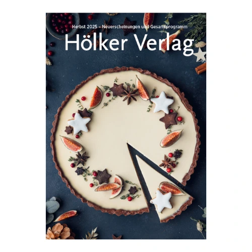 Hölker Verlag Herbst 2025 Anschnitt einer Tarte dekoriert mit Zimtsternen und Orangenscheiben, Katalogtitel Herbst 2025