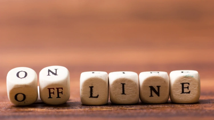 Anzeigebild Handel Online Sechs weiße Würfel mit schwarzer Schrift, die nebeneinander liegen und das Wort on- oder offline ergeben