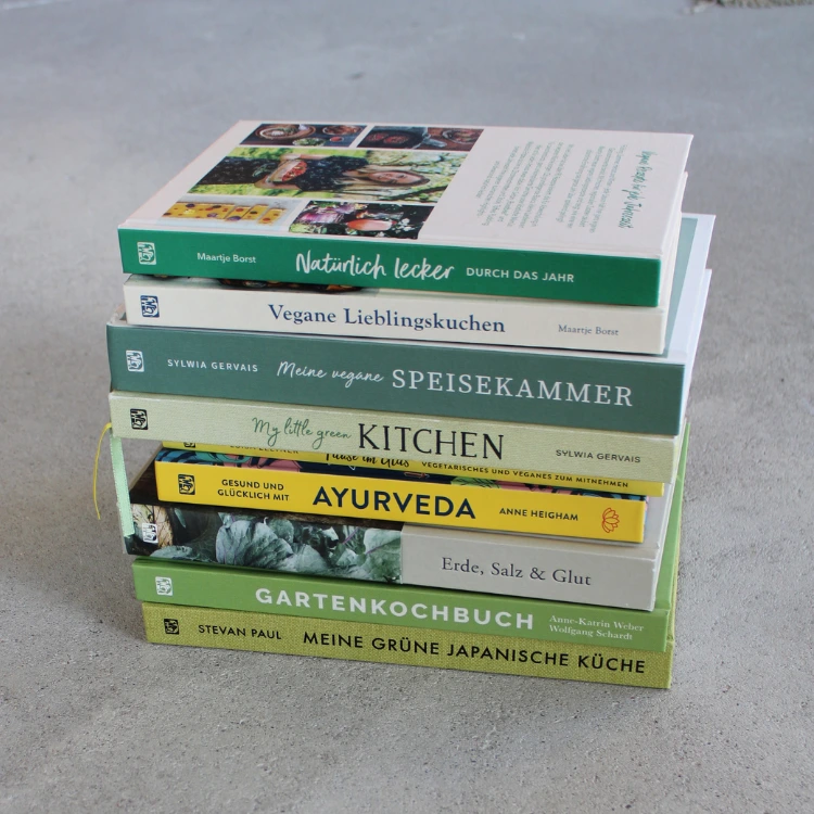 Kochbücher vom Hölker Verlag Bücherstapel mit verschiedenen Kochbücher, die alle vegetarische oder vegane Titel haben